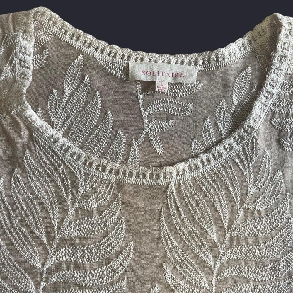 Leaf Pattern Cream Top - Picture 2 of 6